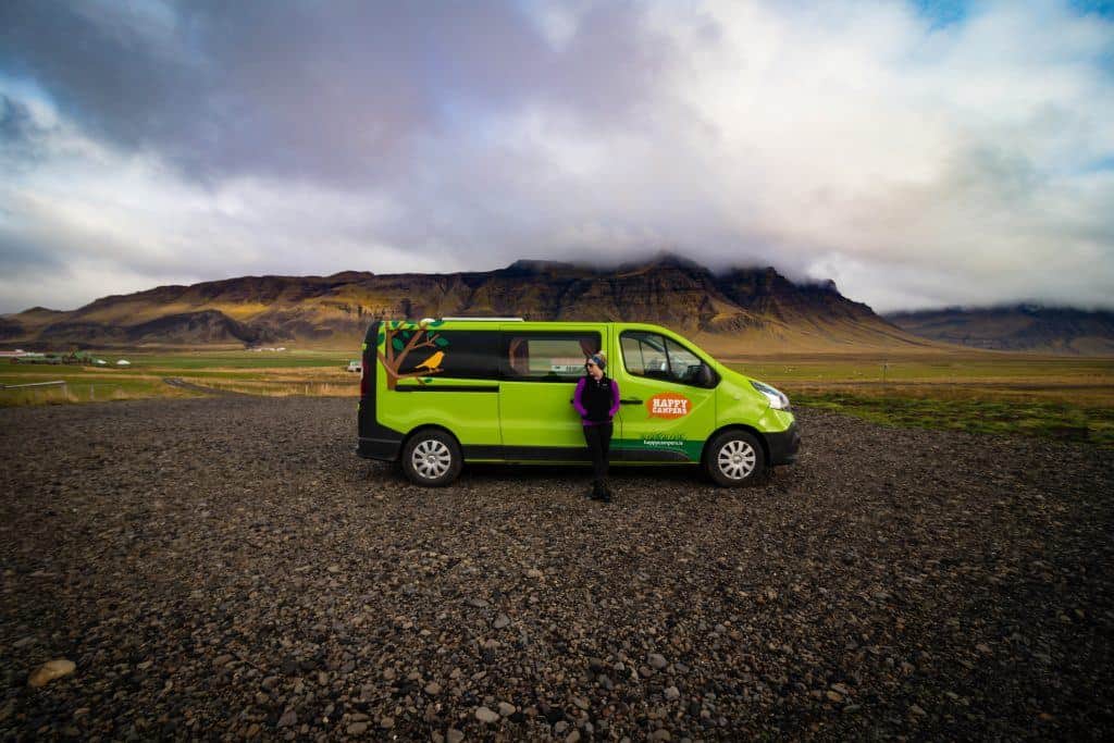 露营在冰岛环公路旅行快乐的露营者